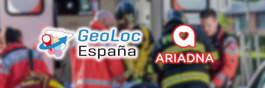 bombero y sanitario usando una app en el móvil durante un servicio de emergencias