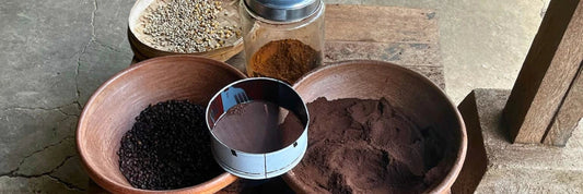 Imagen del proceso artesanal del café en Bali: granos tostados, molidos y especias en una plantación tradicional.