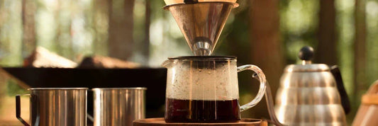 Preparación de café con filtro en cafetera de goteo tradicional