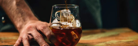 Vaso de Cold Brew con hielo servido después de entrenamiento, café fuerte y refrescante