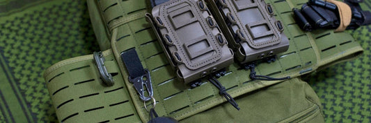 Chaleco antibalas táctico sobre pañuelo militar listo para su limpieza en verano