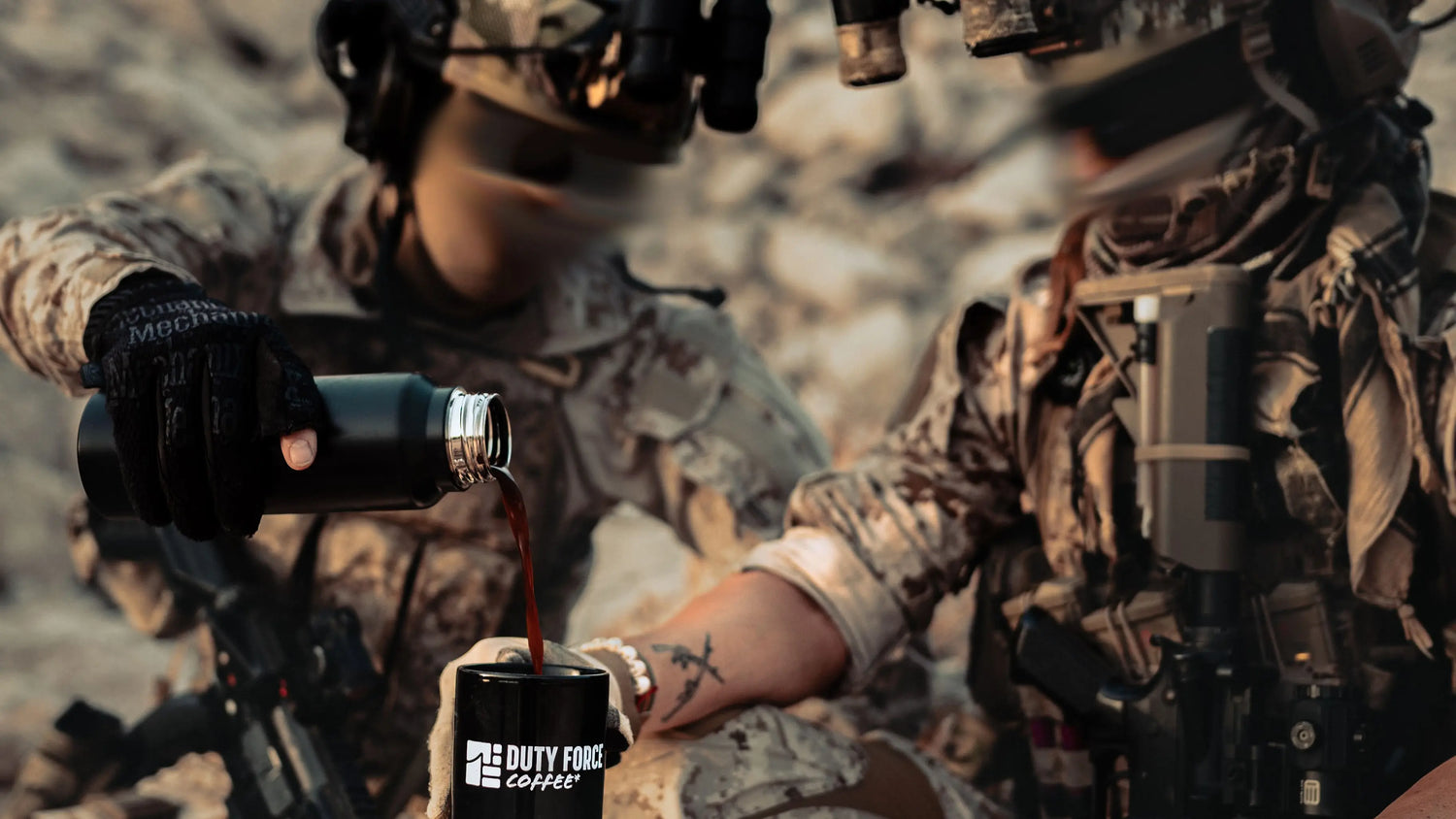 Soldados tomando café Duty Force Coffee en misión para mantenerse activos y resistir durante largas jornadas.