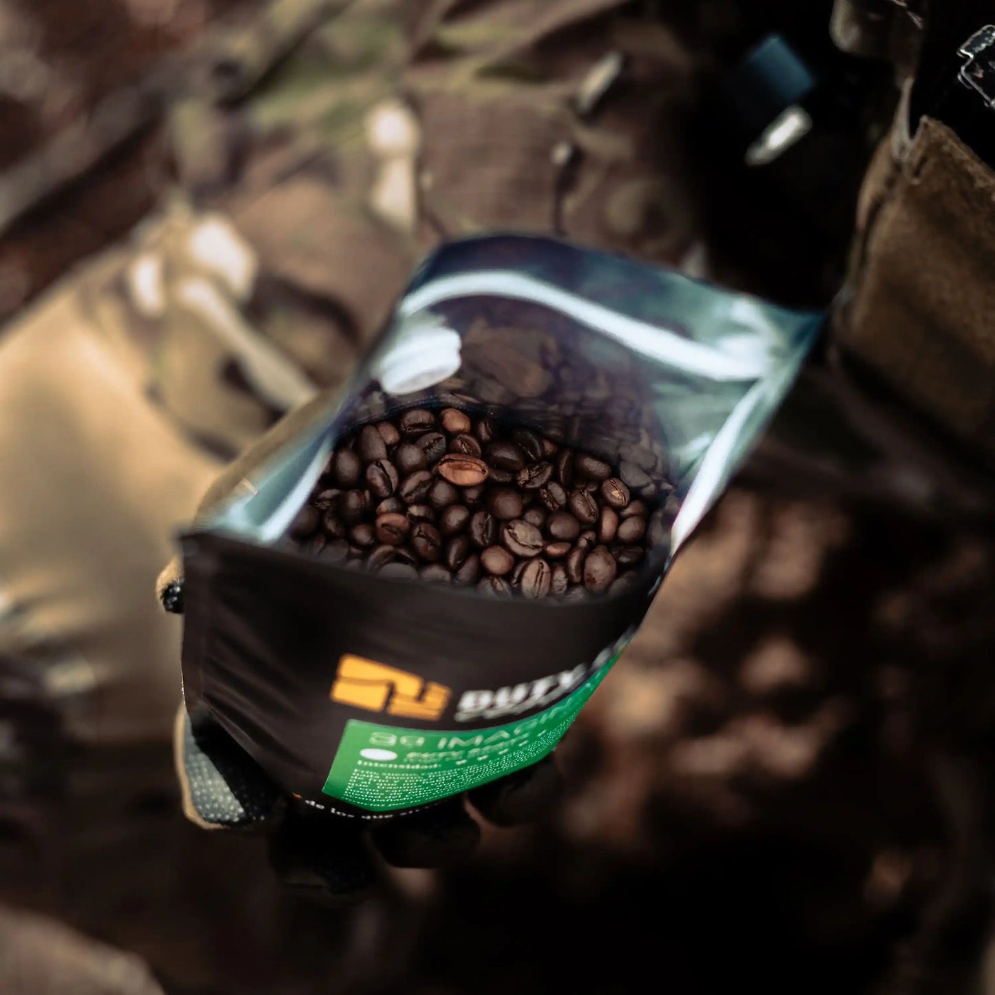 Bolsa abierta de café 3ª Imaginaria Duty Force Coffee mostrando granos de tueste natural.