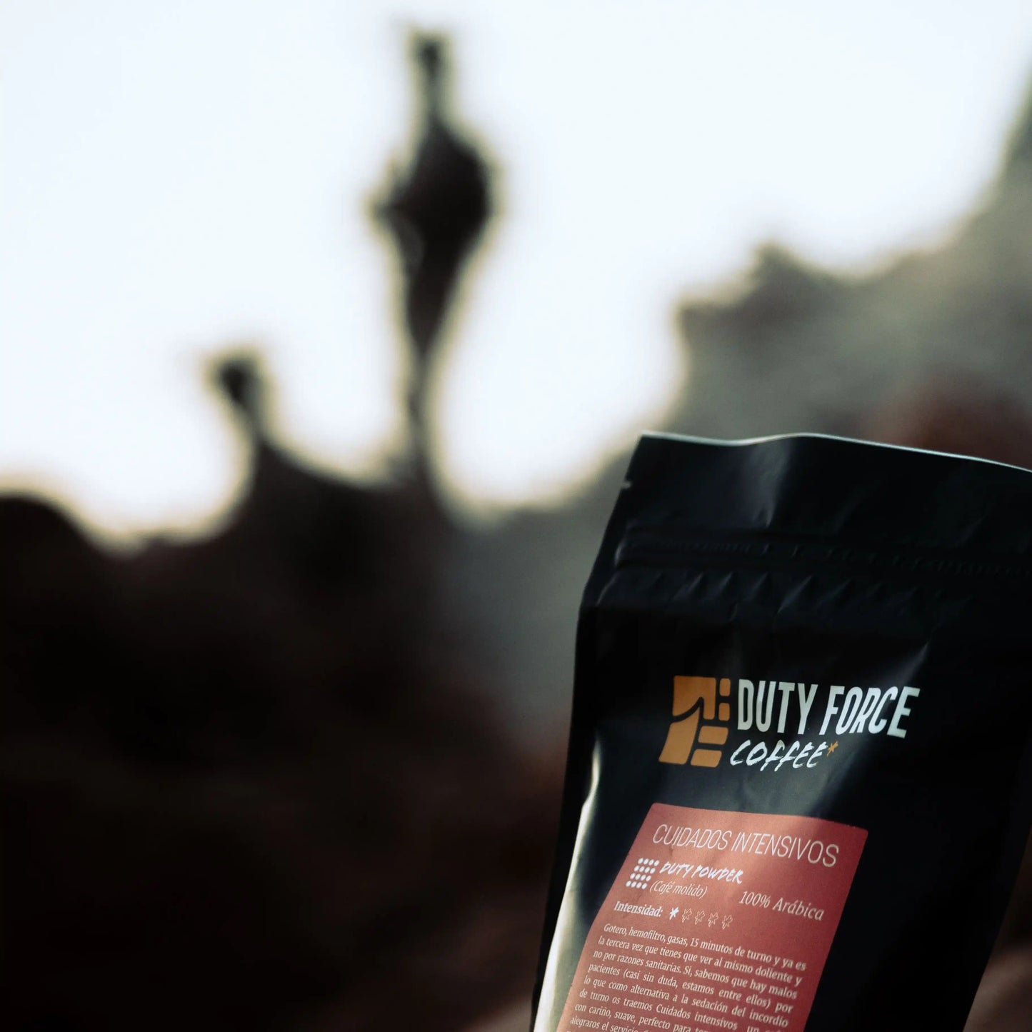 Café Cuidados Intensivos Duty Force Coffee en grano con fondo de siluetas desenfocadas