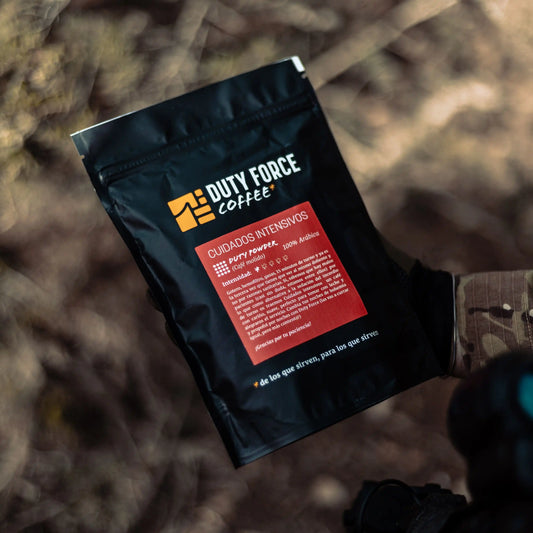 Bolsa de café Cuidados Intensivos Duty Force Coffee en entorno exterior.