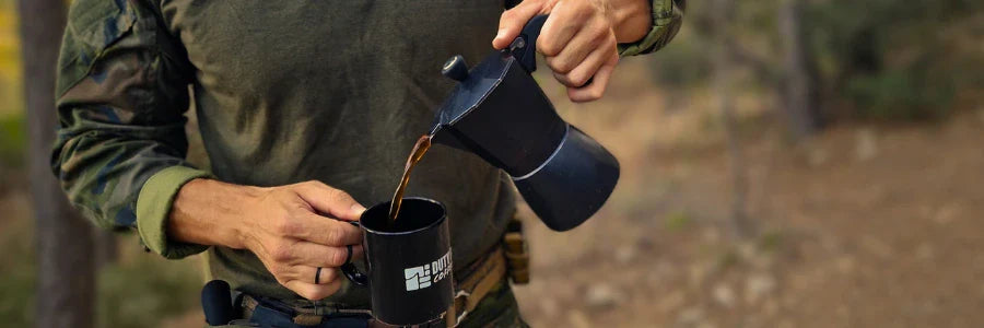 Cafetera italiana moka preparando café en campamento militar o en ruta