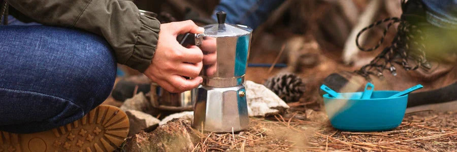 Preparación paso a paso de café en cafetera italiana tipo moka