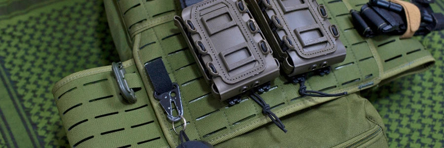 Chaleco antibalas táctico sobre pañuelo militar listo para su limpieza en verano